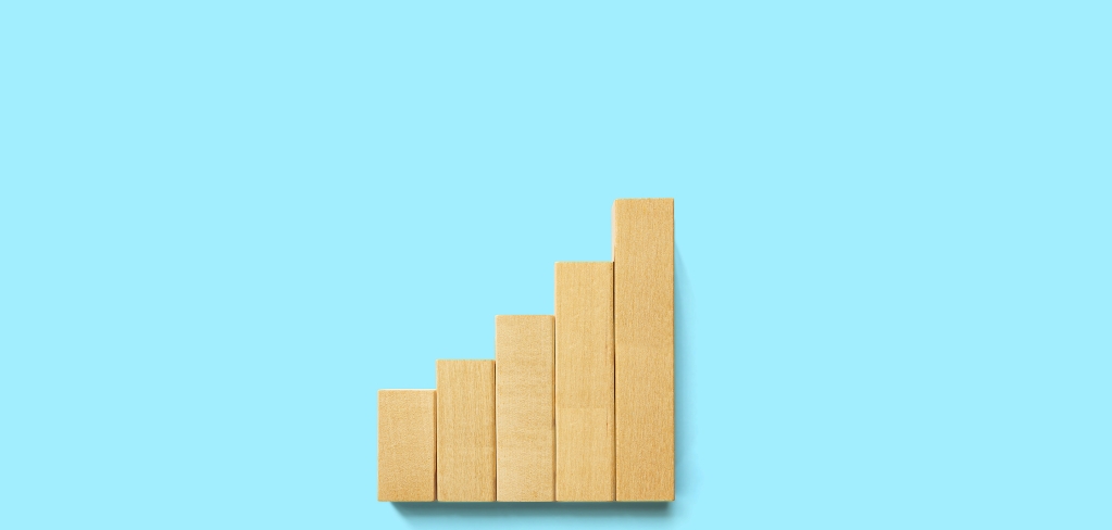 Five wooden blocks in ascending order on a blue background, representing potential portfolio performance